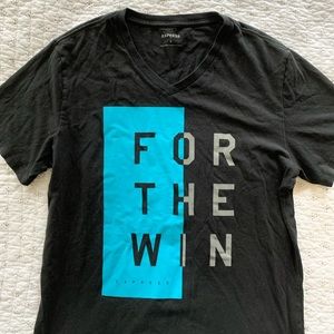 MEN’S EXPRESS “FOR THE WIN” GRAPHIC TEE